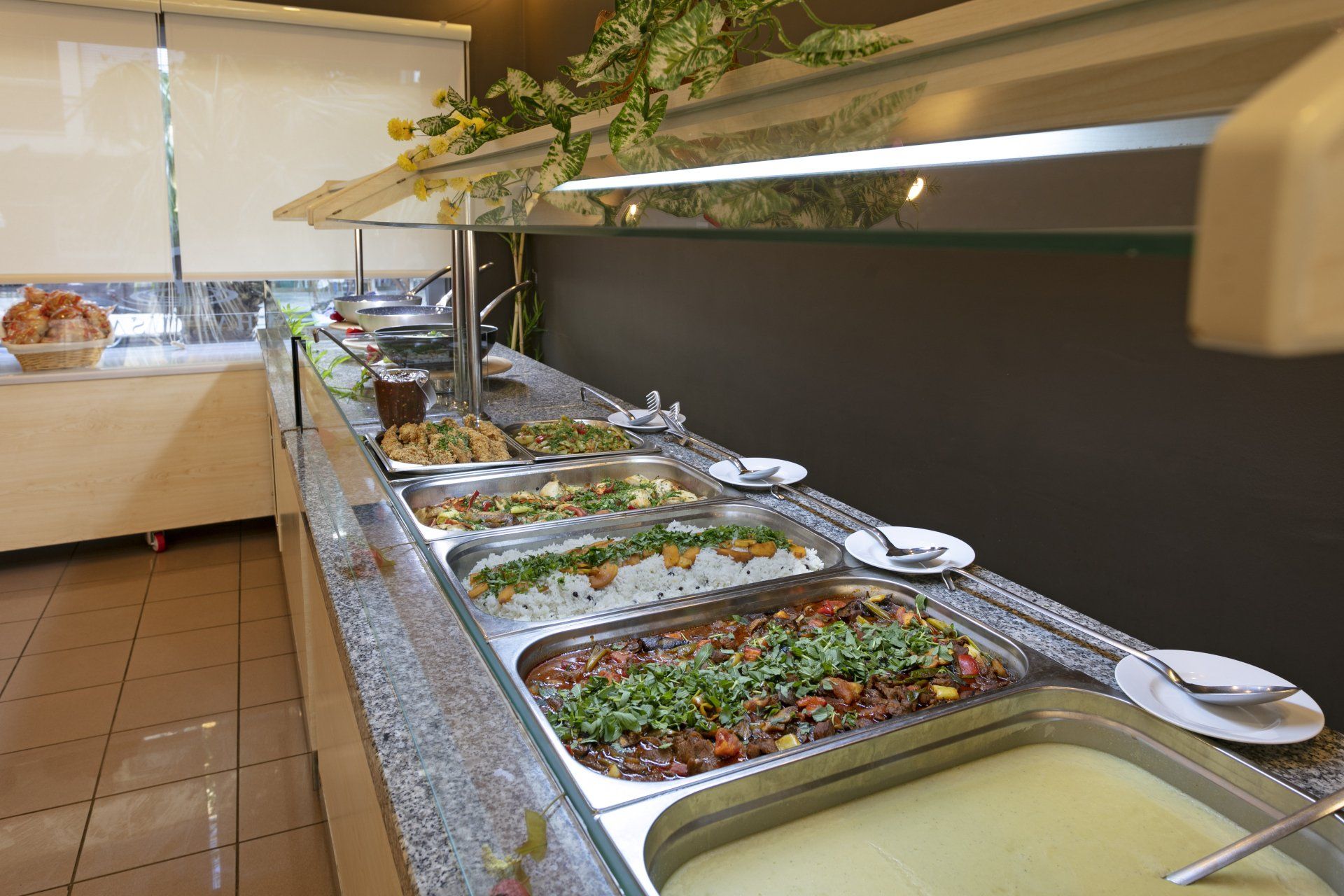 Ein Buffet mit viel Essen