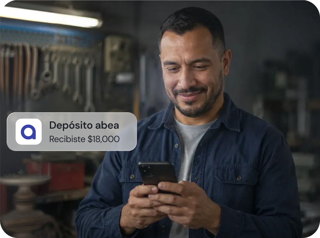 Hombre consultando su crédito desde su celular