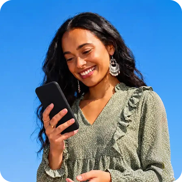 Mujer revisando su celular
