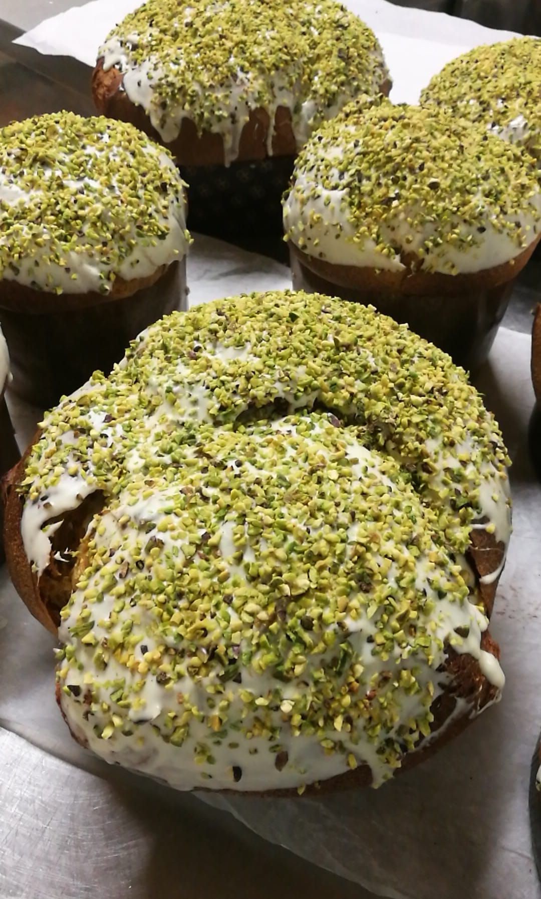 Cupcake al cioccolato ricoperti di glassa bianca e zuccherini verdi su un vassoio