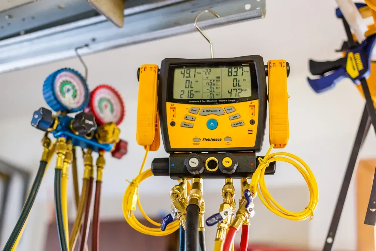 A close up of a digital thermometer with a bunch of hose attached to it.