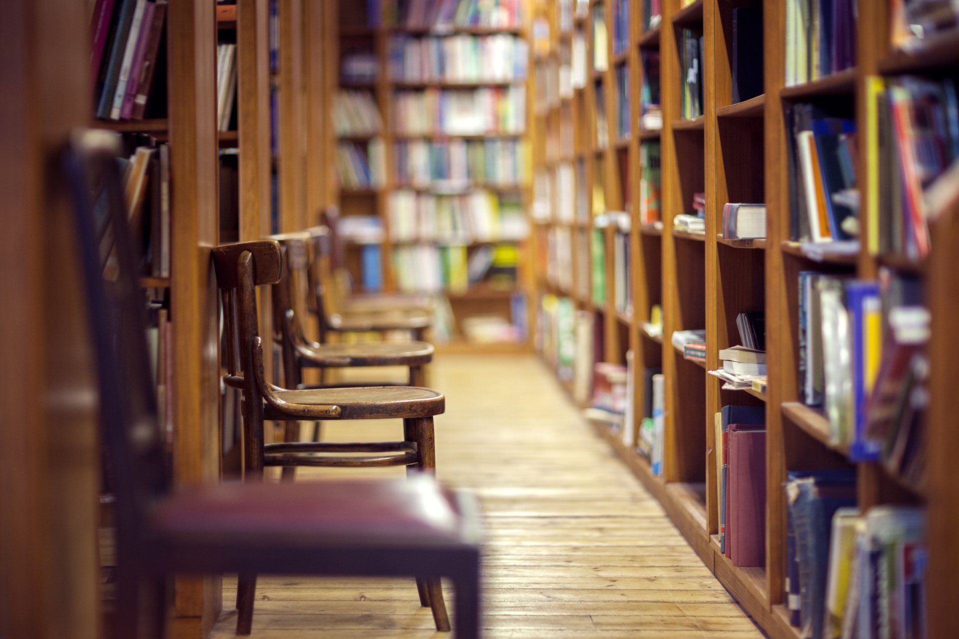 Bibliotheek met boekenkasten en lege stoelen