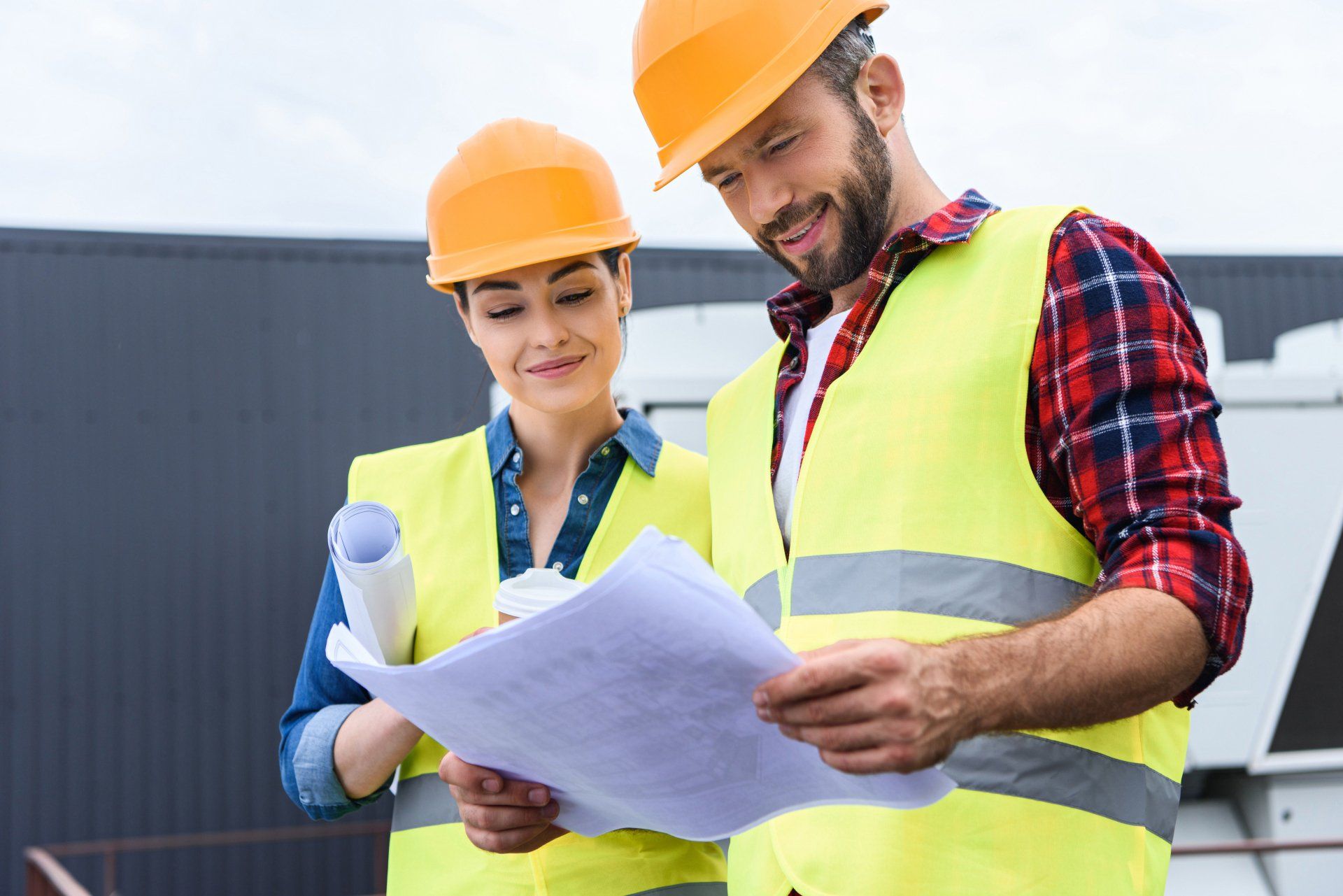 Bouwvakkers met helm aan het werk