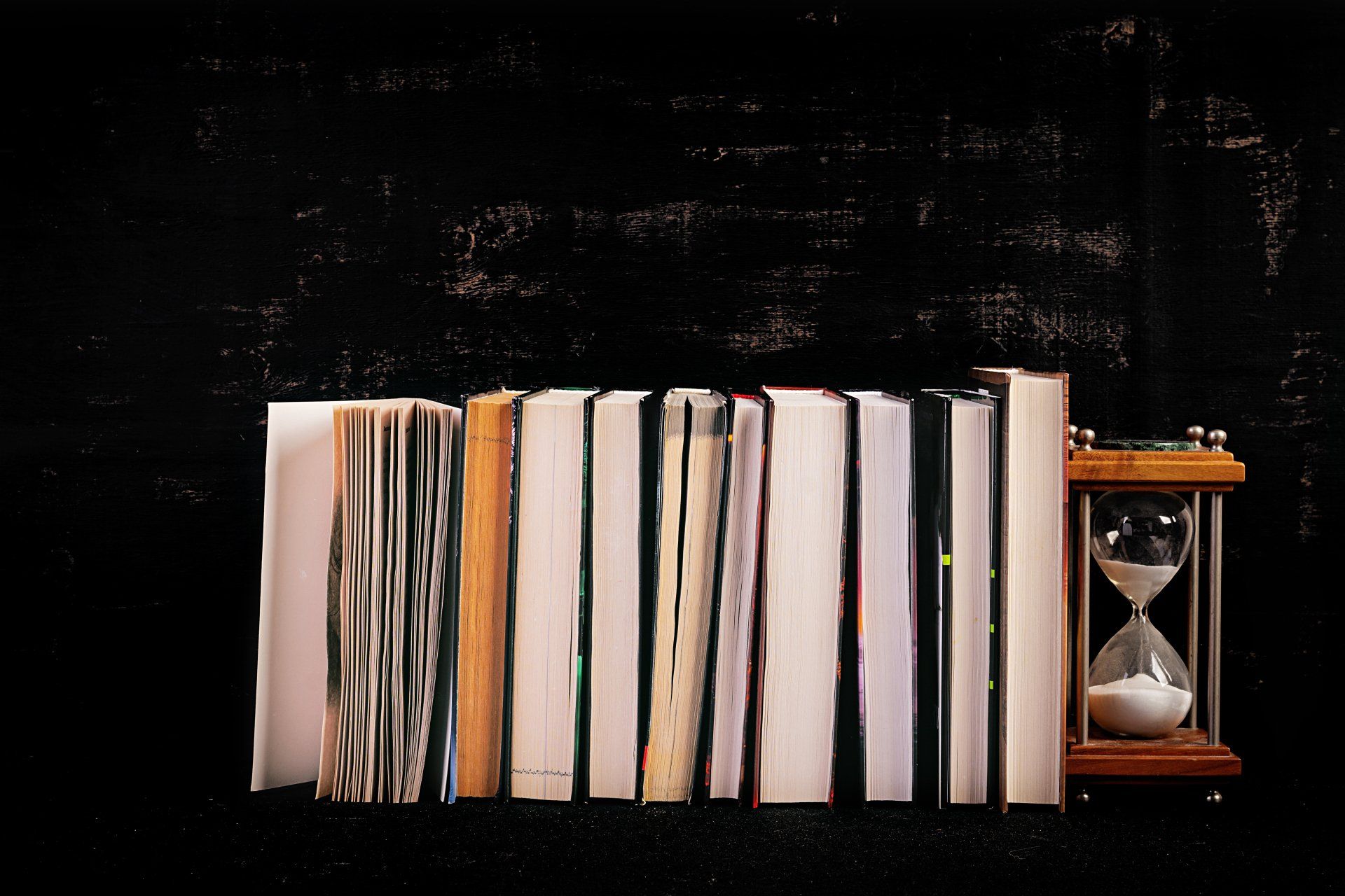 Stapel boeken op een donkere achtergrond