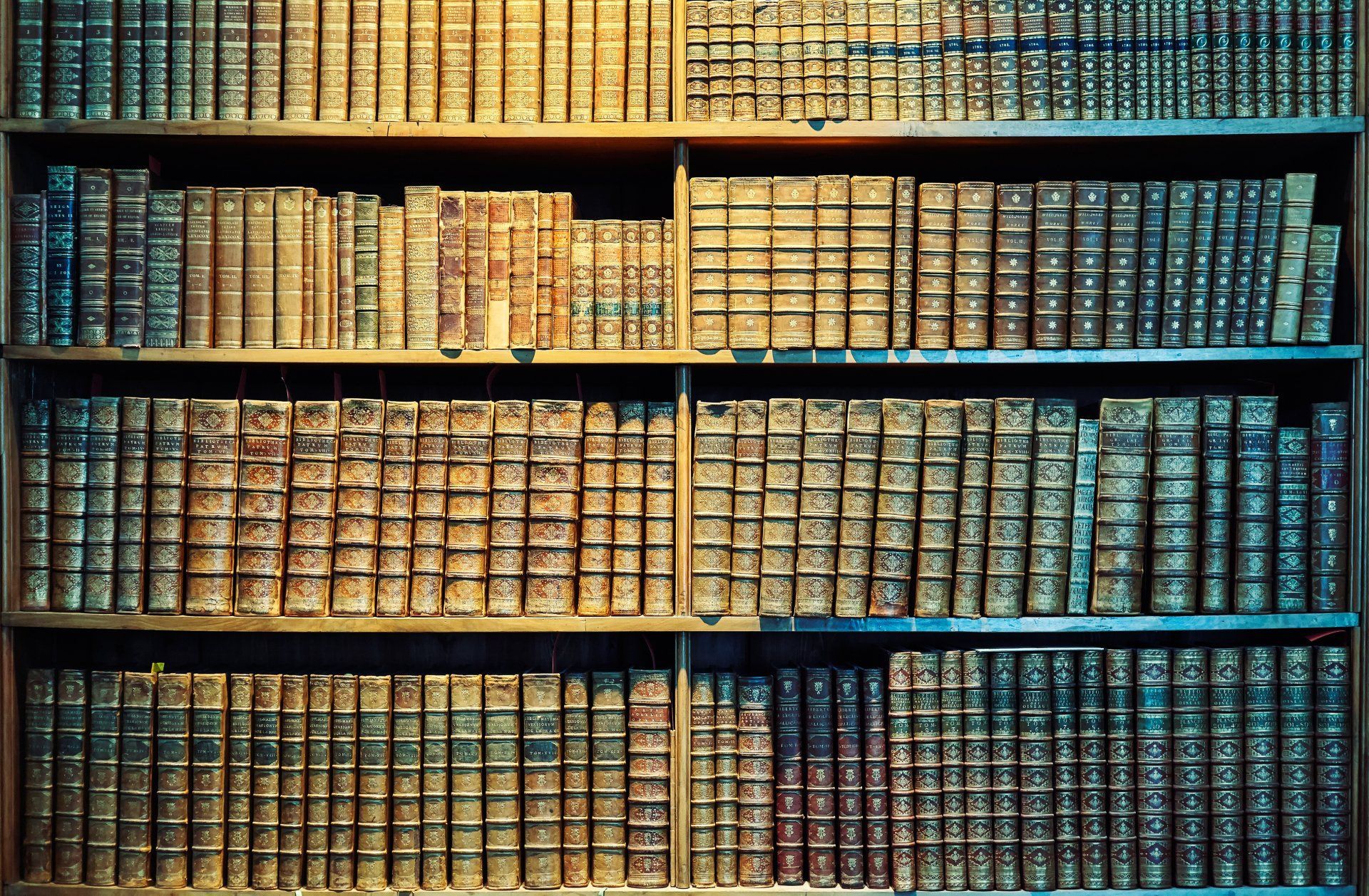 Oude boeken op houten planken
