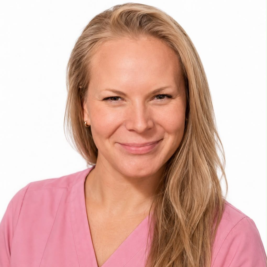 Leende kvinna i en rosa topp mot en vit bakgrund