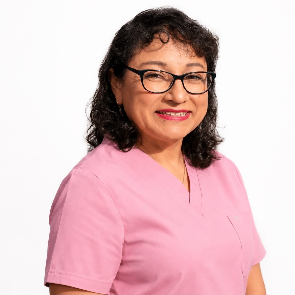 Leende kvinna i glasögon med rosa topp mot vit bakgrund