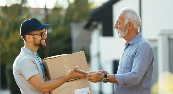 Um entregador está entregando uma caixa a um homem mais velho.