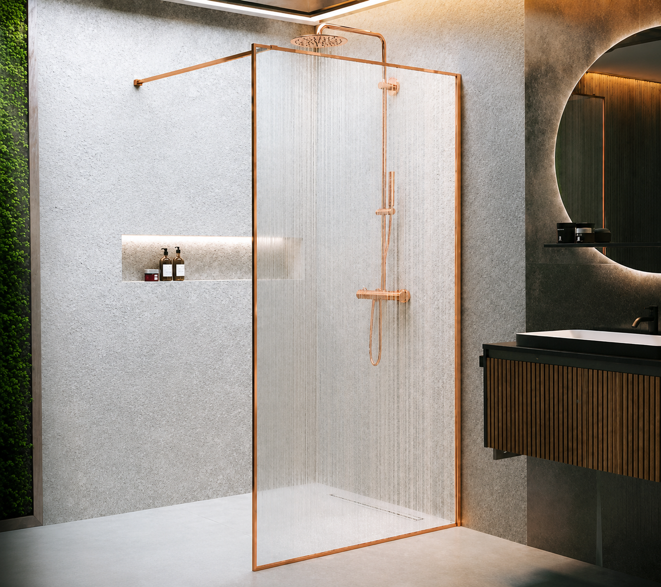 Bagno moderno con box doccia in vetro, rubinetteria in rame, pareti rivestite con piastrelle grigie e lavabo con mobiletto.