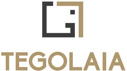 Logo TEGOLAIA con monogramma stilizzato nero e oro sopra il marchio denominativo