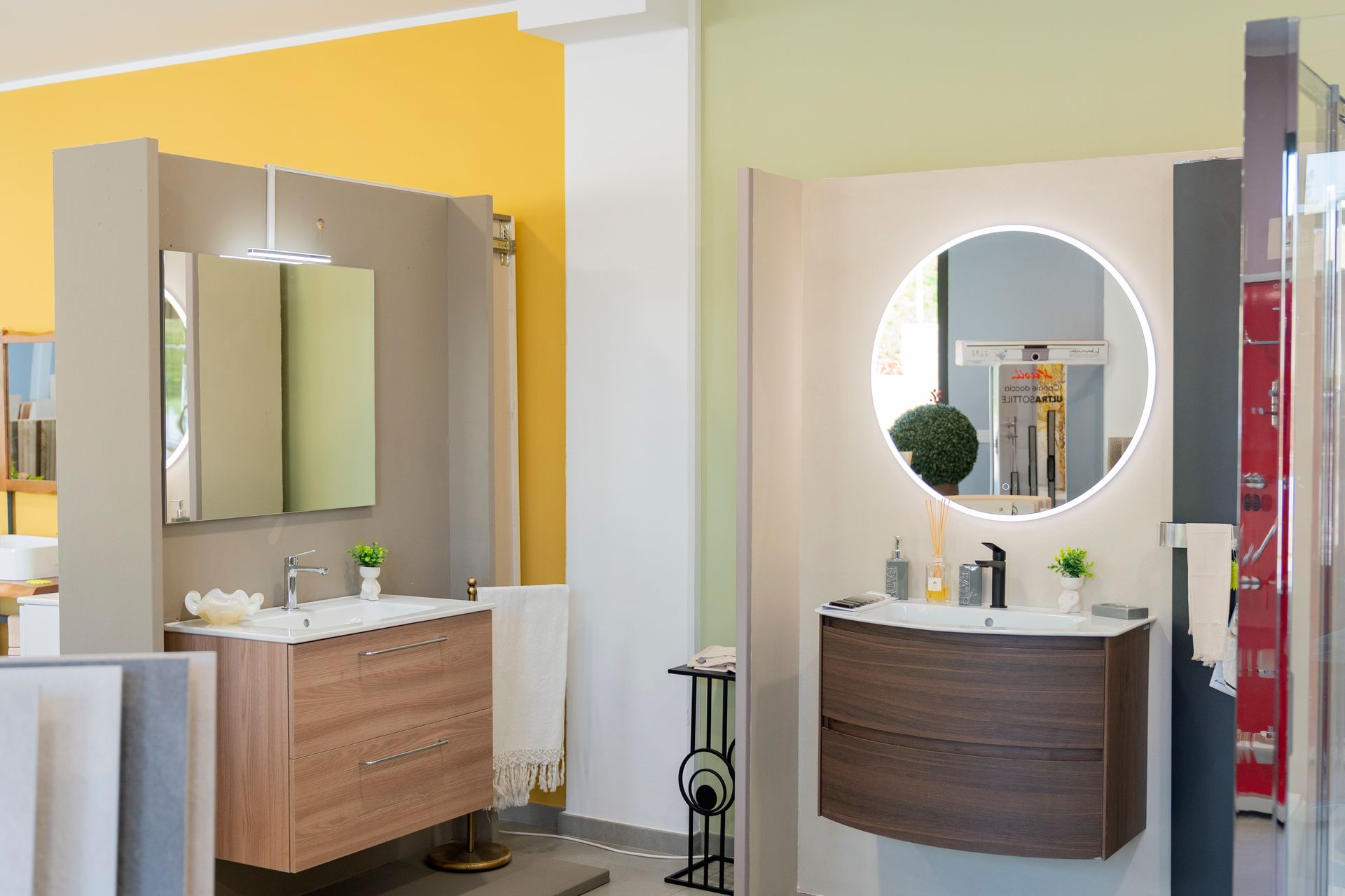 Bagno moderno con due lavandini, specchi e pareti gialle e bianche.