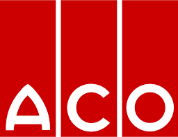 Logo rosso con lettere A, C e O stilizzate in bianco su tre pannelli verticali