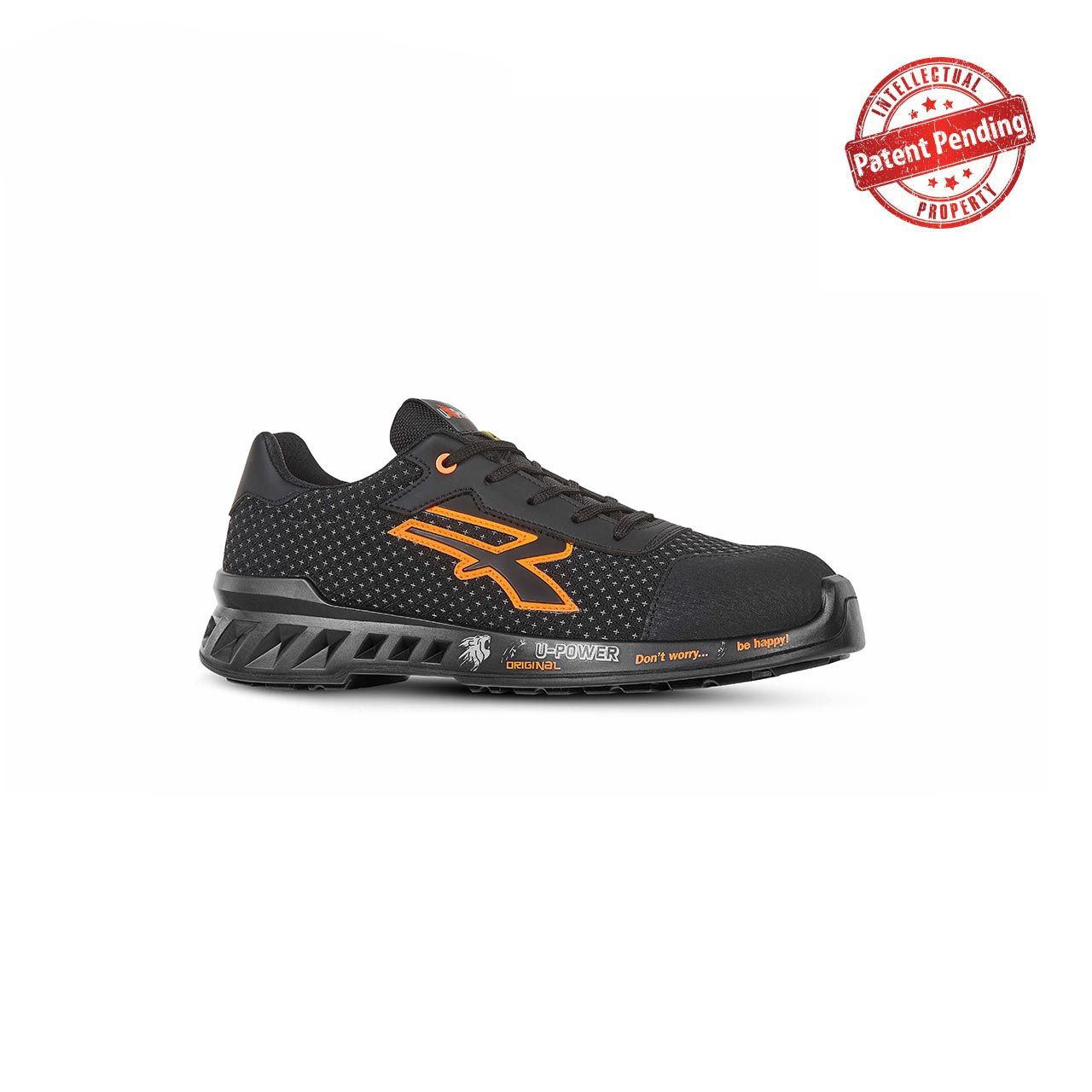 Scarpa da ginnastica nera con dettagli e logo arancioni, vista di profilo su sfondo bianco.