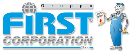 Logo del Gruppo FIRST Corporation con scritte blu, icona del globo e meccanico stilizzato che tiene in mano un blocco appunti.