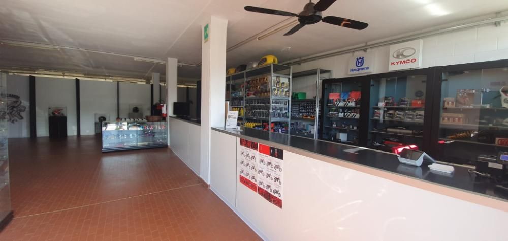 interno negozio e bancone