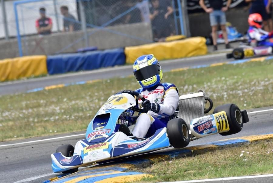 Un uomo sta guidando un go-kart su una pista.