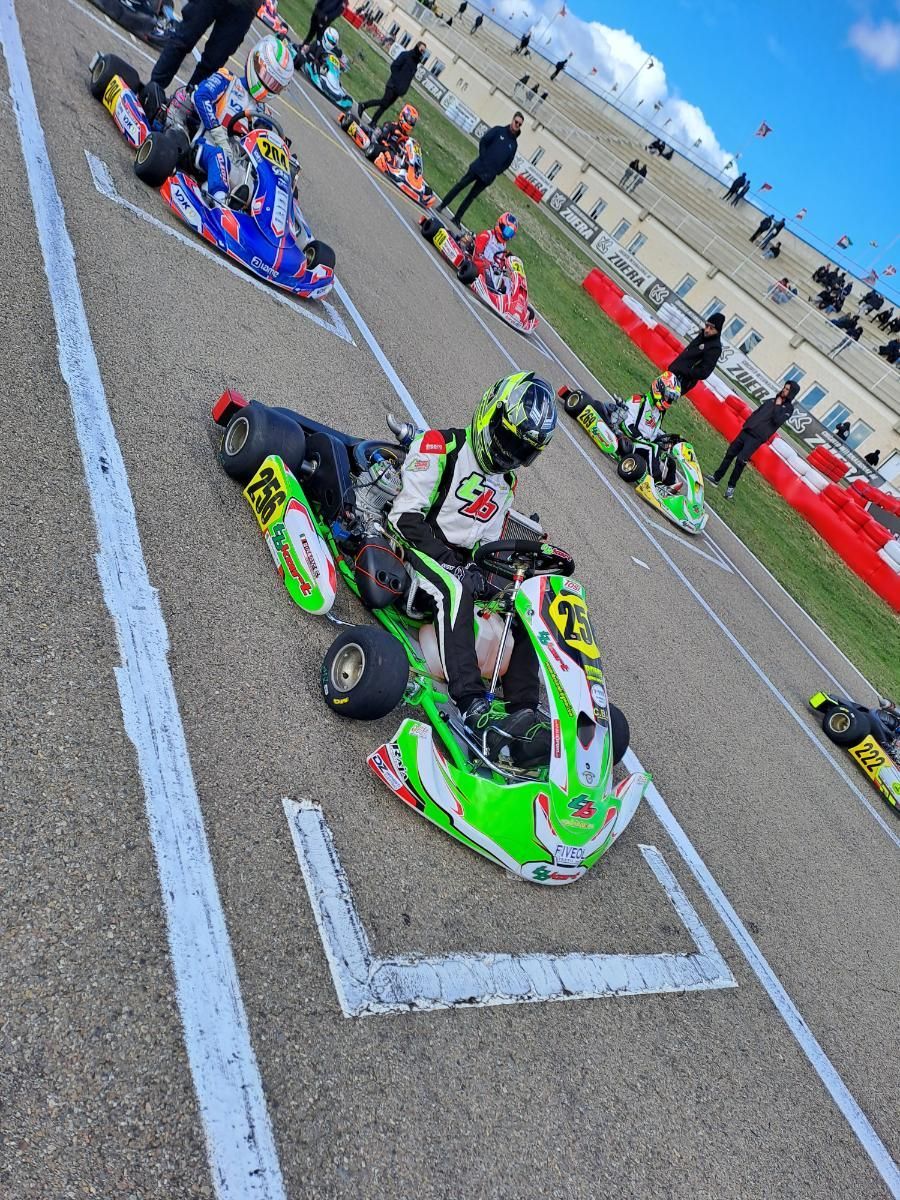 Un gruppo di persone sta gareggiando con i go-kart su una pista.