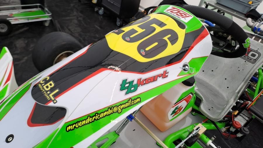Un'auto da corsa verde e bianca con il numero 50