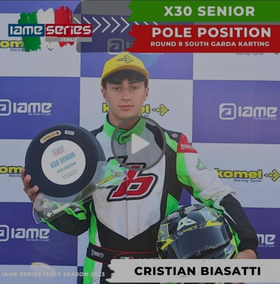 Un uomo che tiene in mano un trofeo con la scritta x30 senior pole position