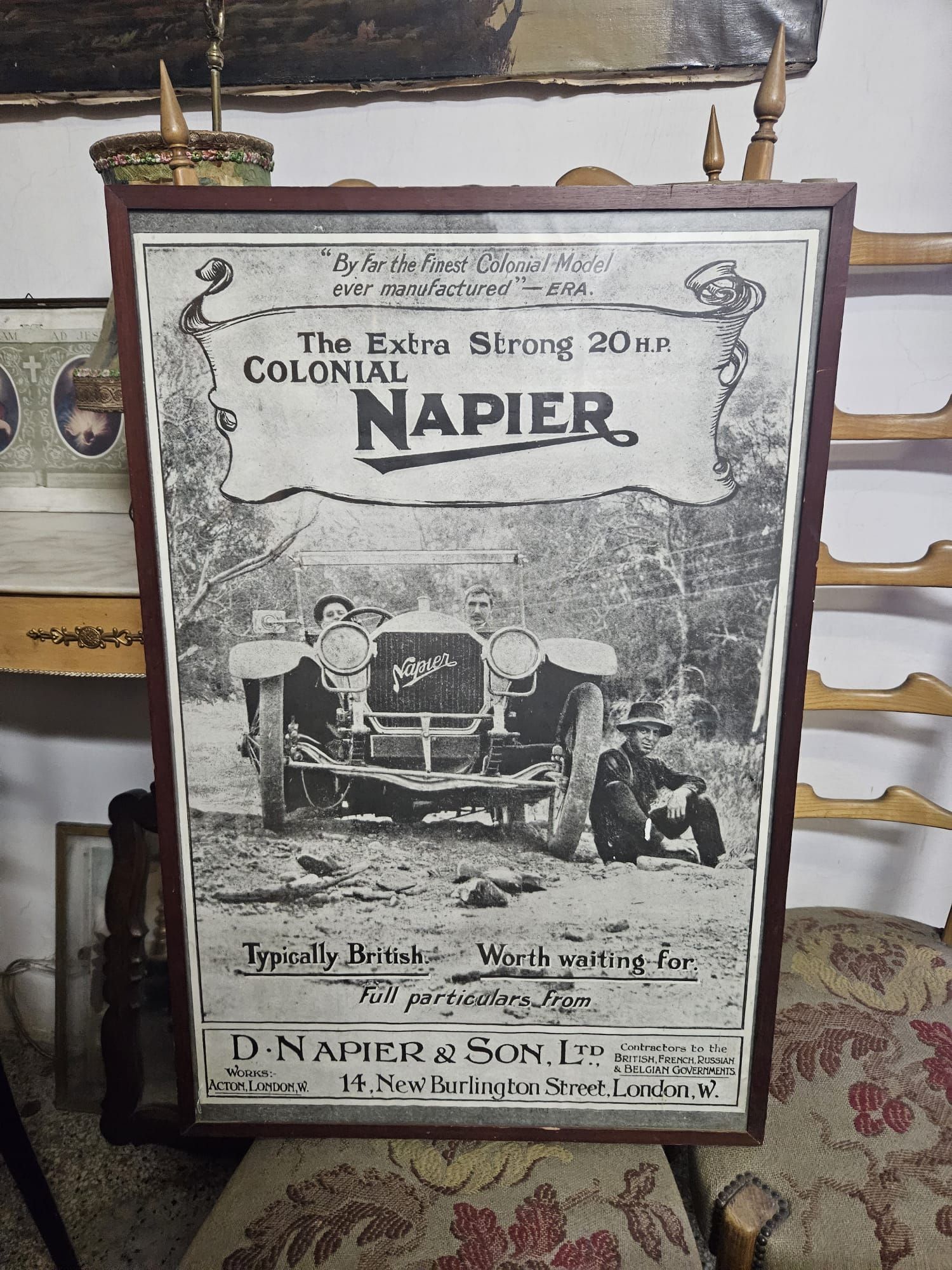 Pubblicità di un'auto d'epoca coloniale Napier incorniciata. In bianco e nero, raffigura un'auto immersa nella natura.