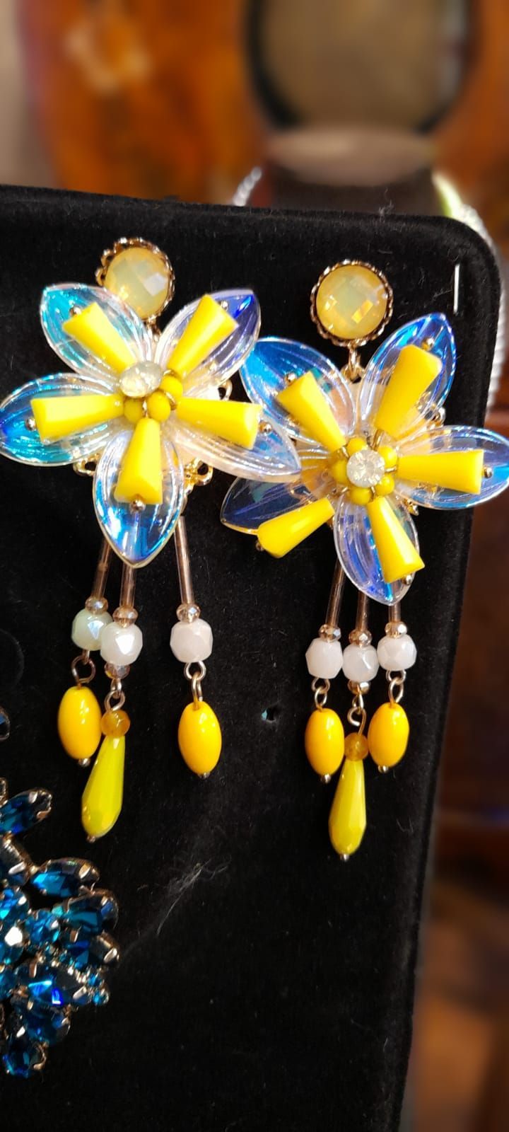 Coppia di orecchini floreali gialli e blu, con pendenti di perline.
