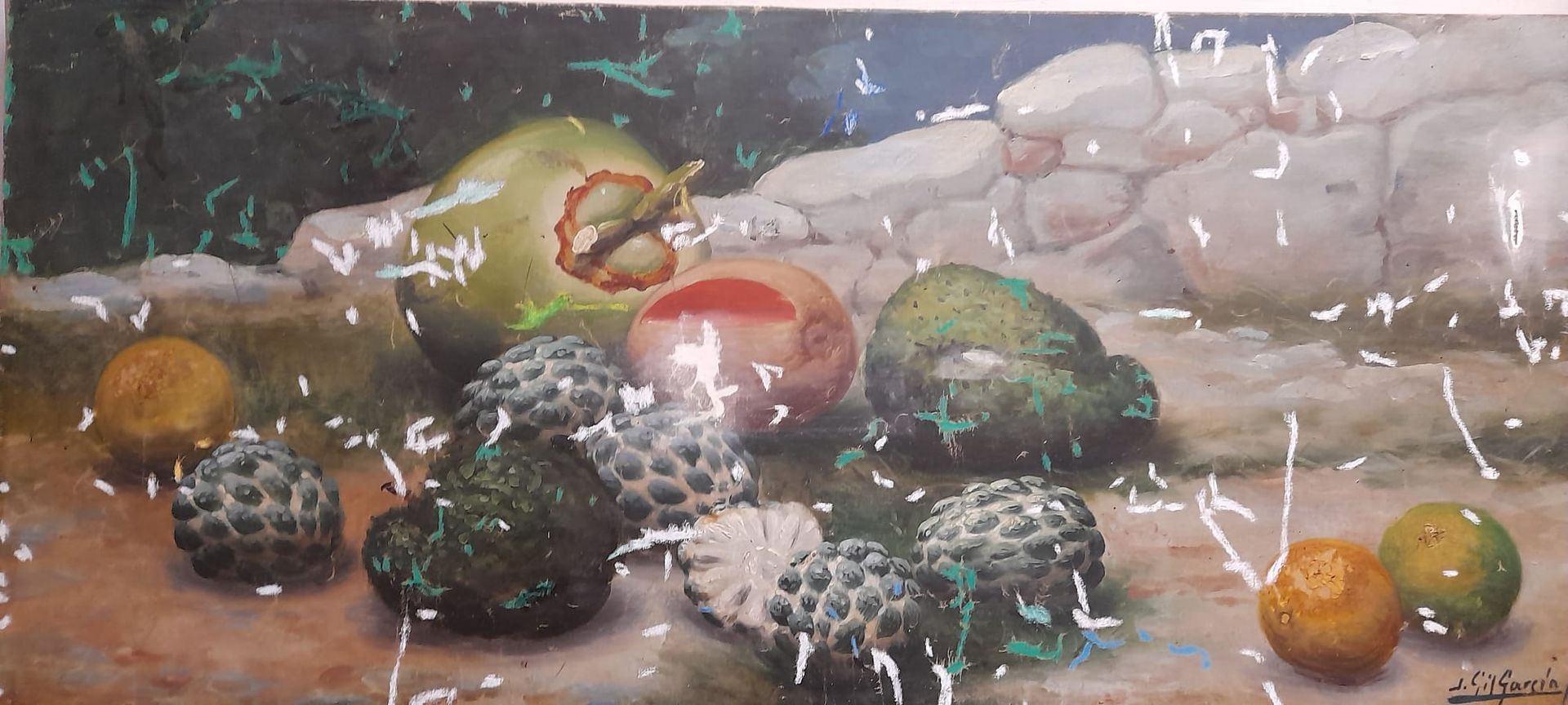 Natura morta raffigurante vari frutti, con sfondo verde e muro di pietra, e qualche tocco di bianco.
