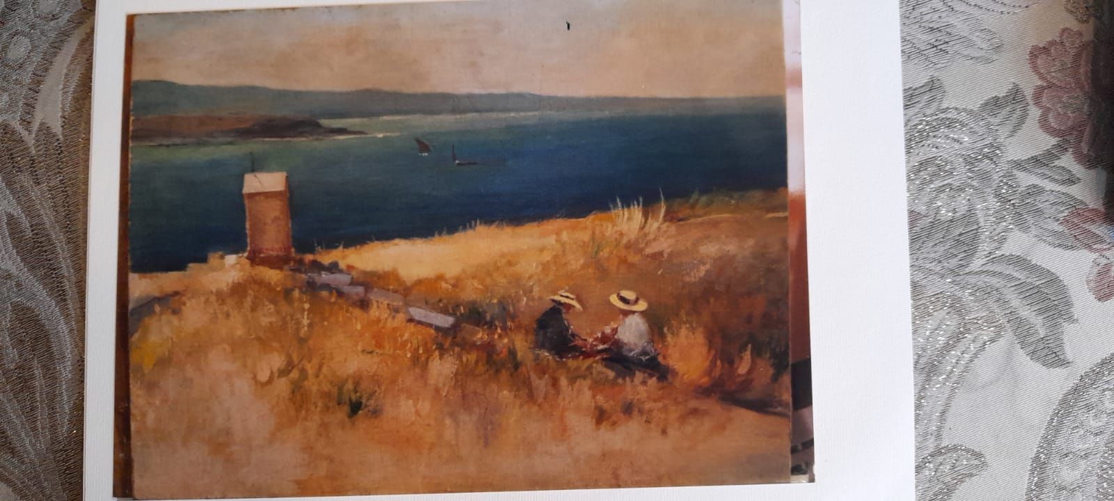 Dipinto raffigurante due figure con cappelli su una collina che domina una baia. Una torre sullo sfondo.