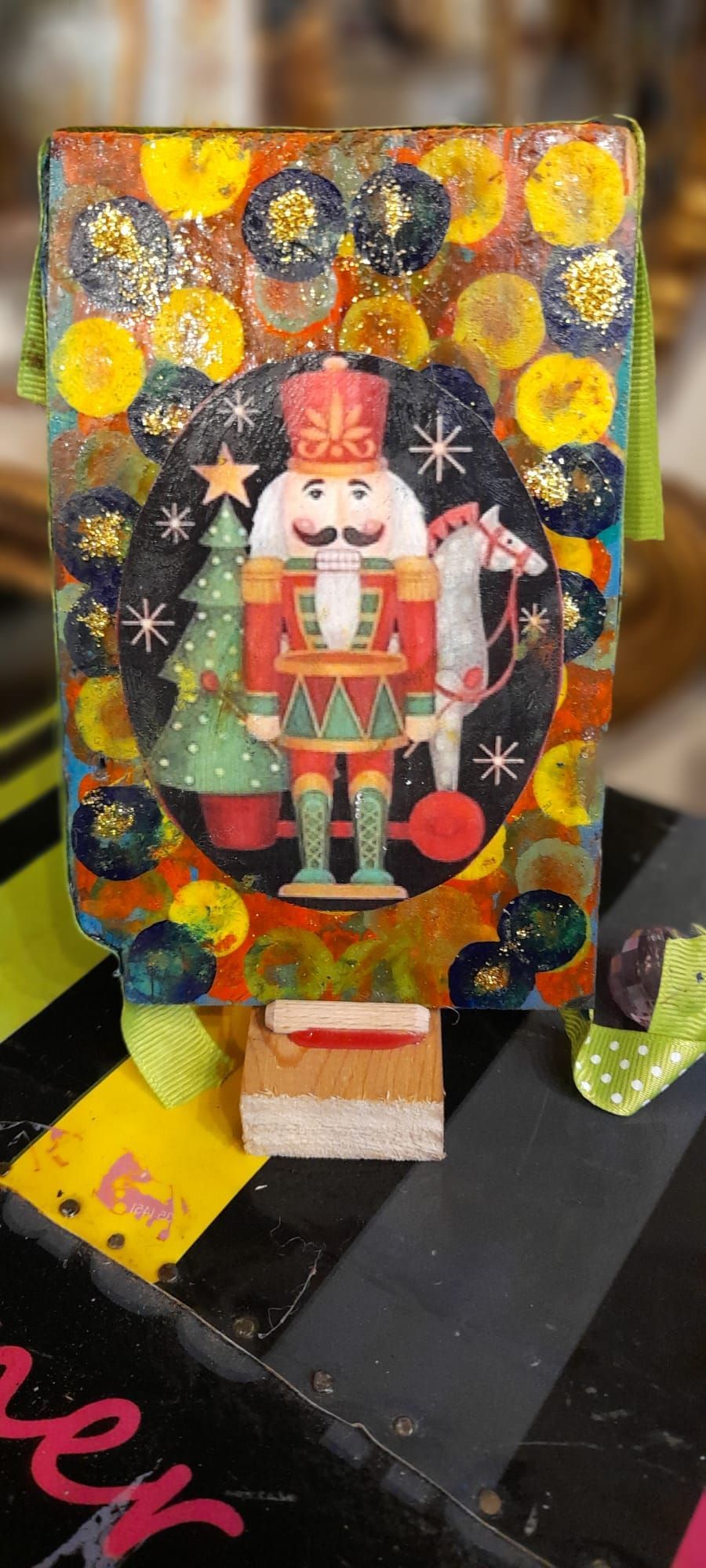 Decorazione natalizia raffigurante uno schiaccianoci. Disponibile in vari colori e forme.
