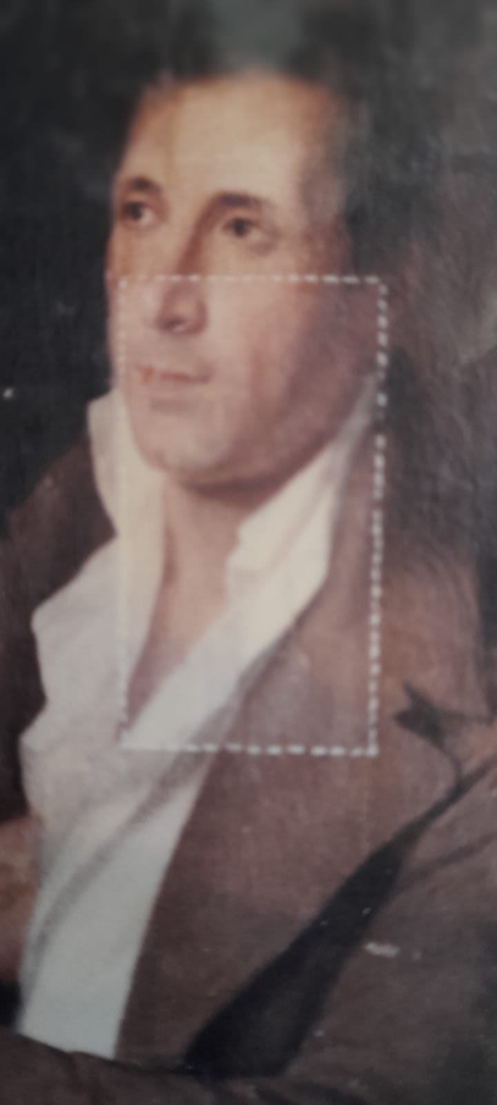 Ritratto di un uomo che indossa una camicia bianca con colletto e una giacca marrone.