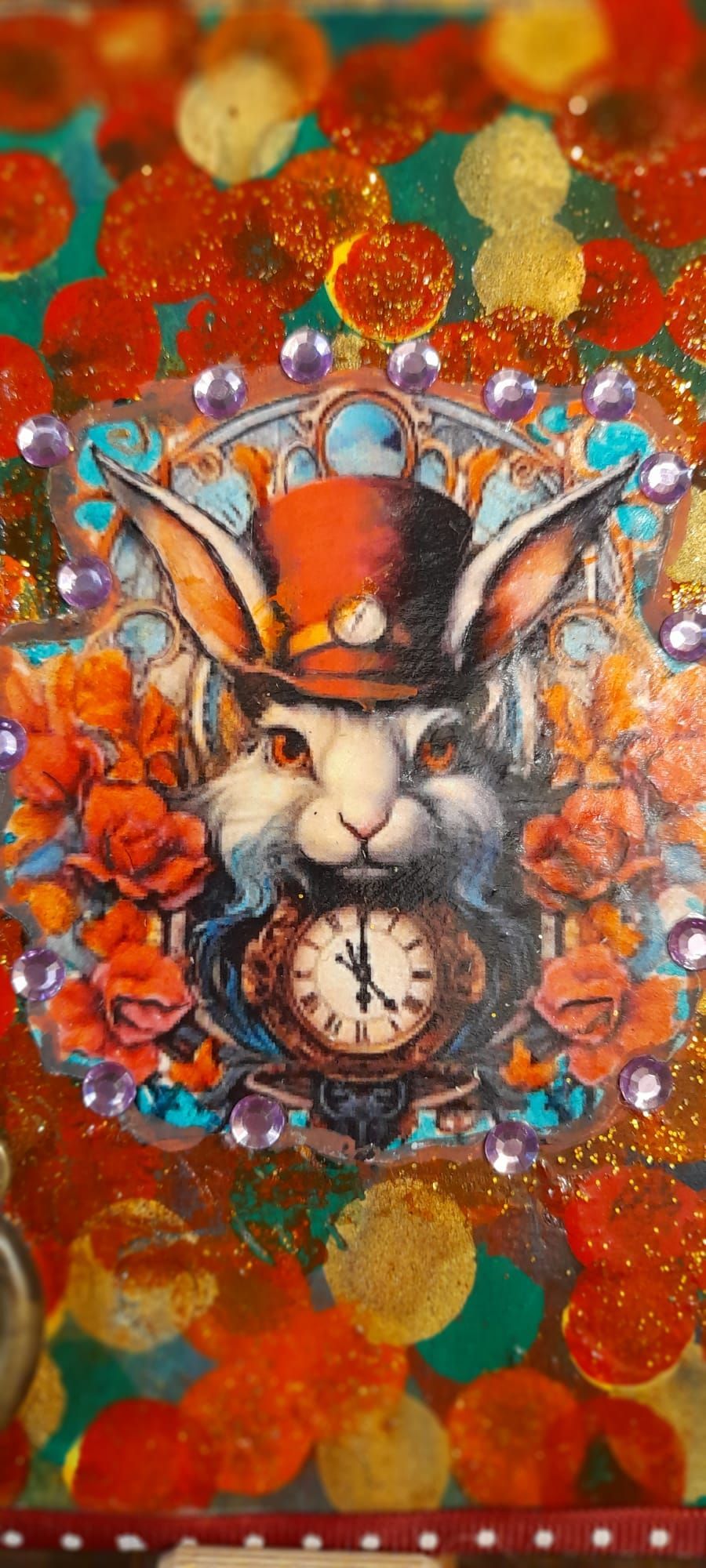 Coniglio steampunk con orologio e cilindro, circondato da glitter e fiori.