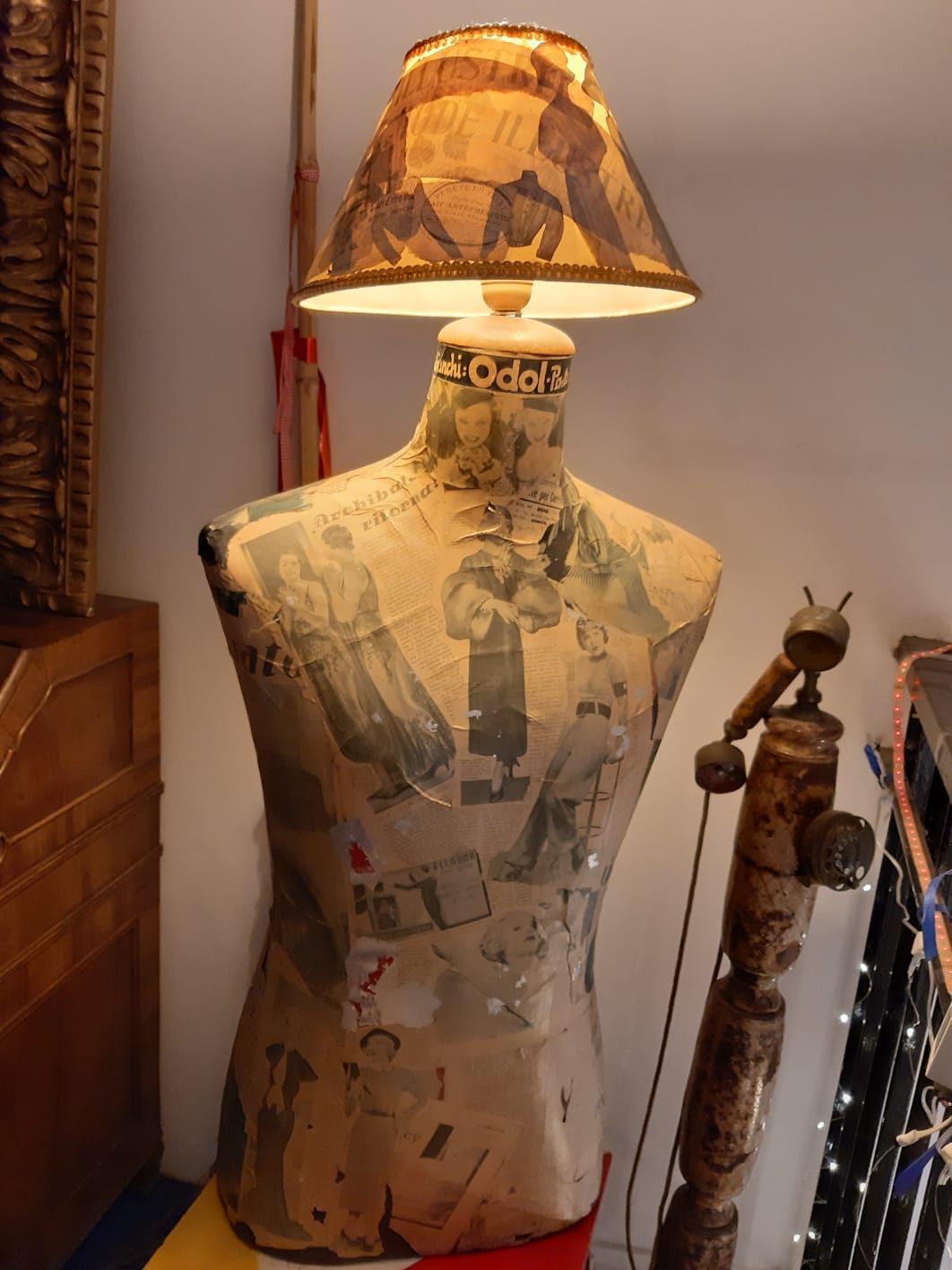 Lampada a forma di manichino con stampa su carta vintage, sormontata da paralume. Da posizionare all'interno.