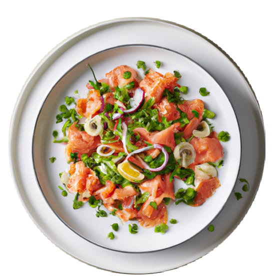 Een wit bord met daarop een salade van zalm en groen