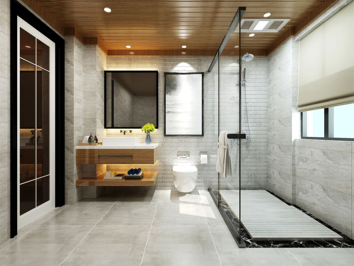 Bagno moderno con mobile lavabo in legno, WC e doccia con box in vetro.