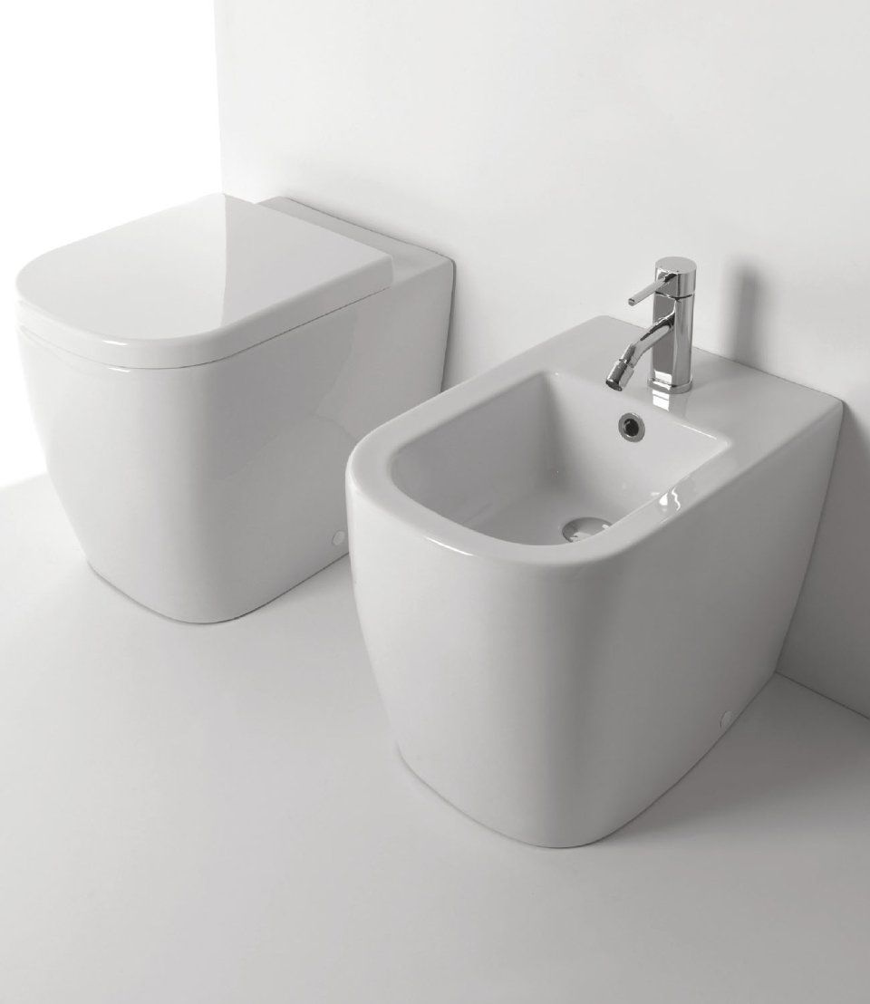 WC e bidet moderni di colore bianco in un angolo bagno minimalista.