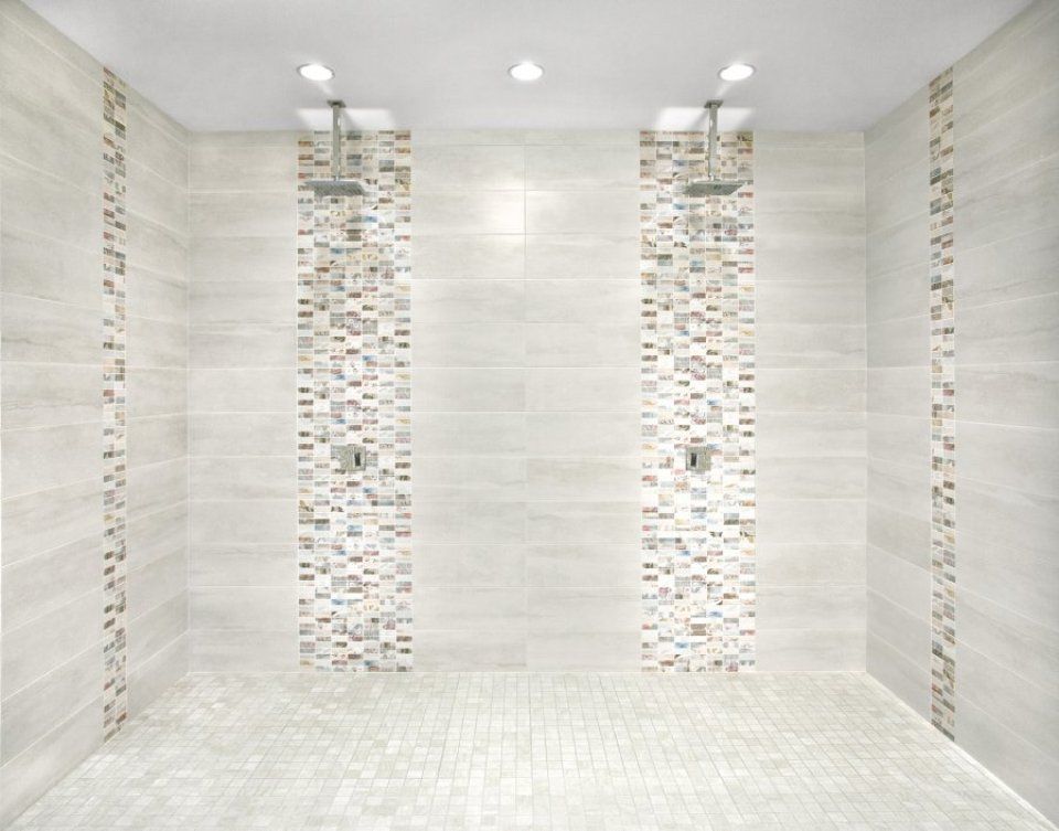 Bagno o box doccia con piastrelle bianche luminose e strisce decorative di mosaico sulle pareti.