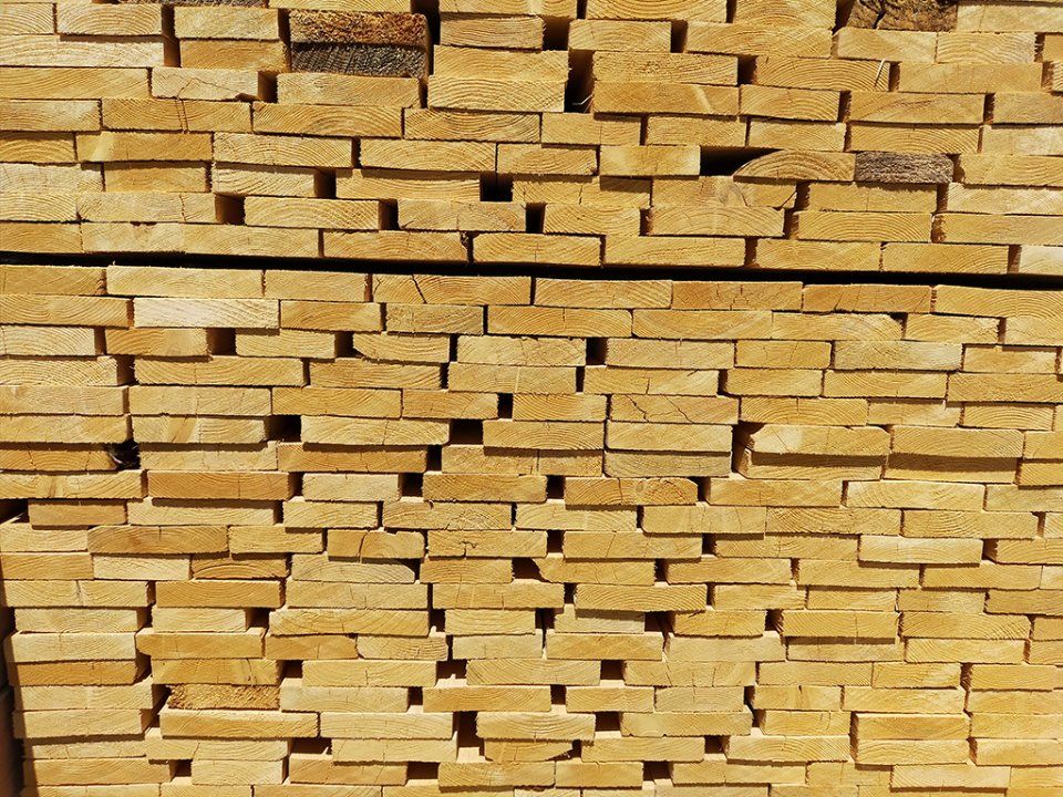 Tavole di legno impilate con un motivo a forma di cuore nero al centro.