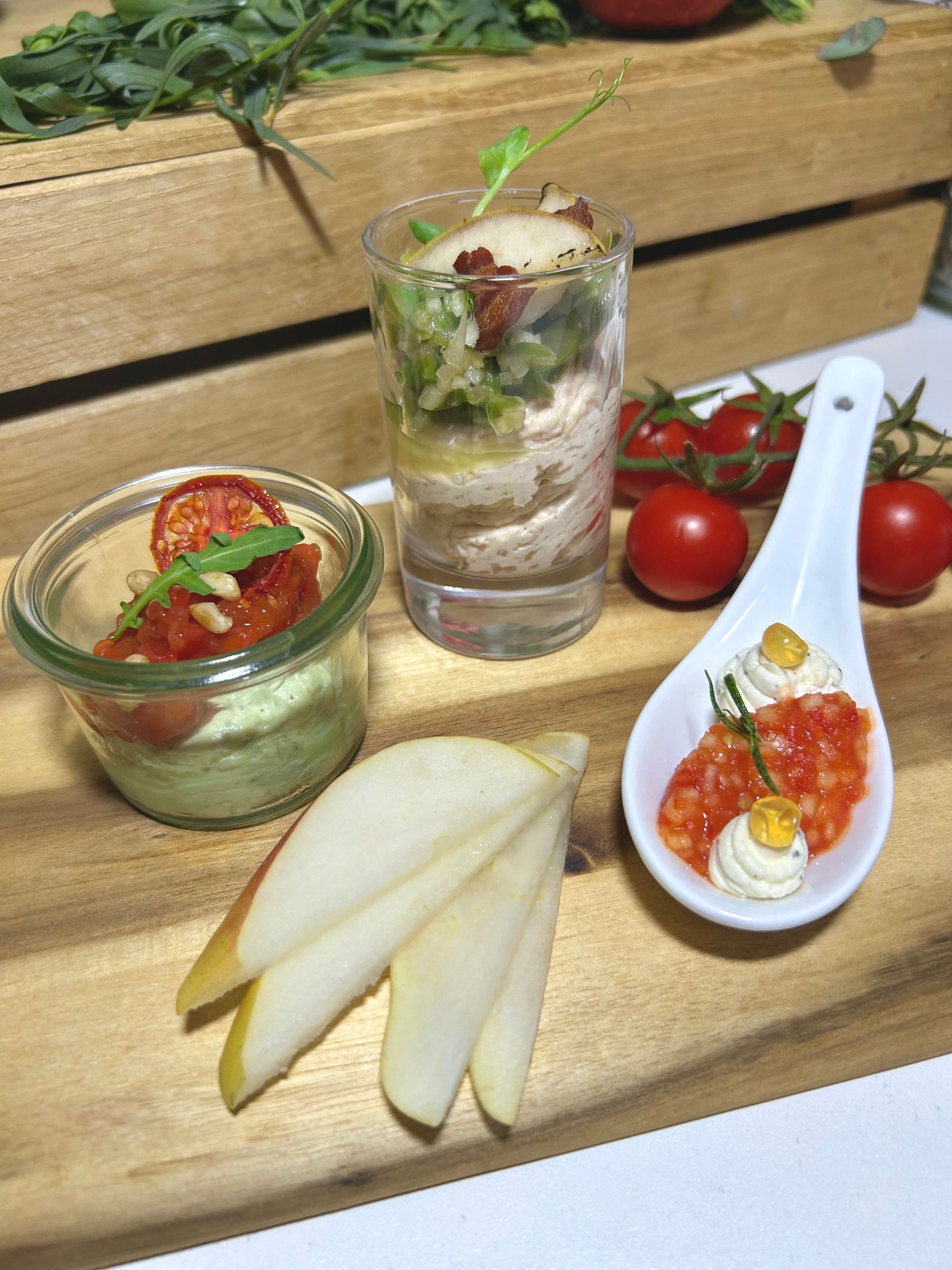Garnelensalat auf einem kleinen Pfannkuchen, garniert mit einem Dillzweig; Nahaufnahme.