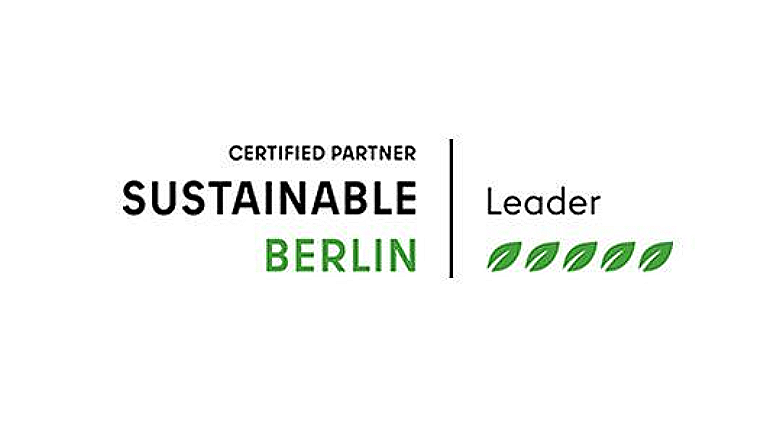 Logo für Sustainable Berlin, „Zertifizierter Partner“, mit fünf grünen Blättern, die den „Leader“-Status kennzeichnen.
