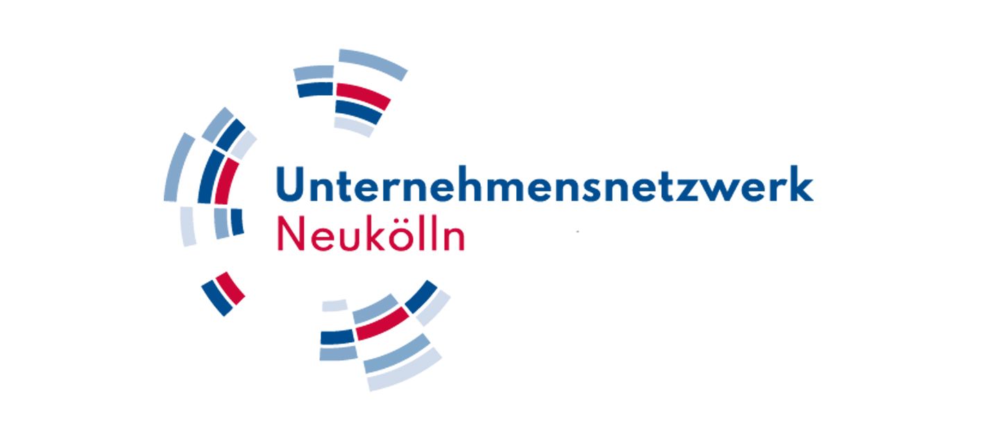 Logo für das Unternehmensnetzwerk Neukölln. Enthält eine Grafik mit Bögen in Blau, Rot und Grau um den Text herum.