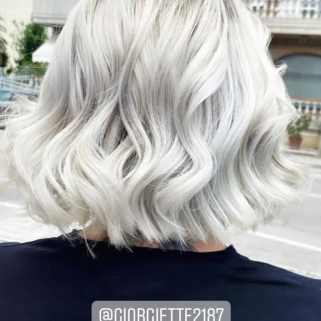 Taglio di capelli biondo ondulato; colore argentato, vista posteriore.
