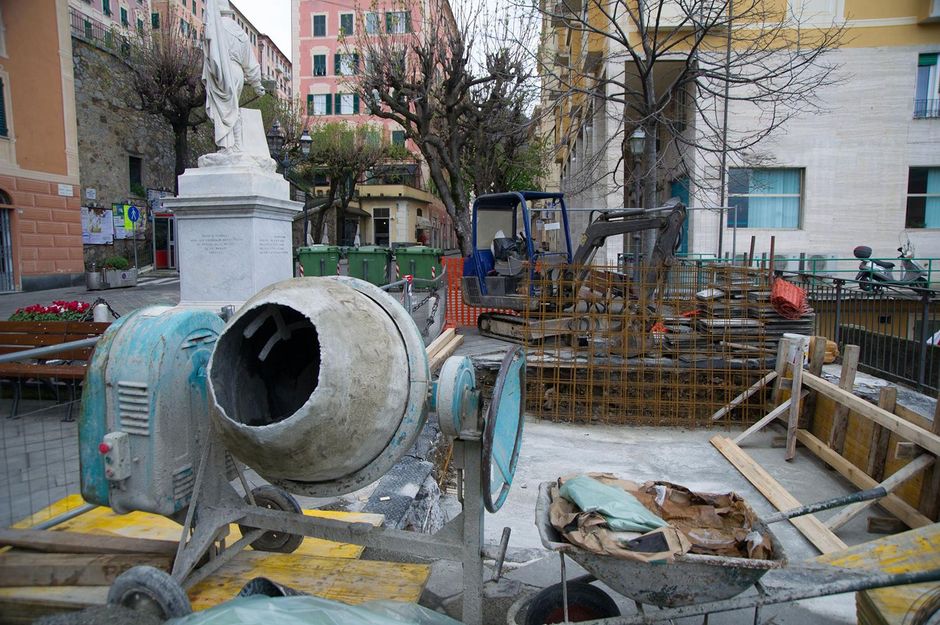 a large metal object sitting in the middle of a street