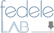 Logo Fedele LAB in blu con icona di una freccia grigia rivolta verso il basso