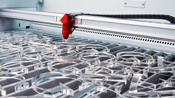 Taglio laser su plexiglass