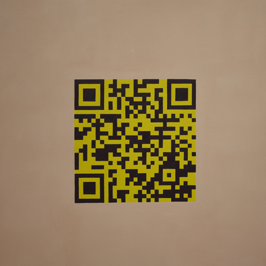 Eine Arbeit der Künstlerin Benita von Wendt die einen fast schwarzen QR-Code auf grauem und hellgrünem Hintergrund zeigt, der mit einem Animierten Text verlinkt ist.
