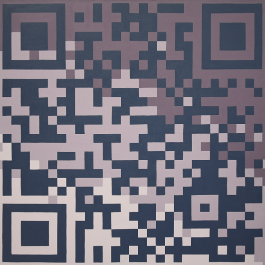 Eine Arbeit der Künstlerin Benita von Wendt die einen Dunkelblauen QR-Code auf grauem Hintergrund zeigt, der mit einem Animierten Text verlinkt ist.