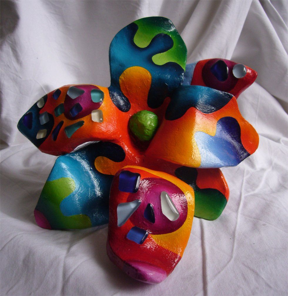 Bunte Blume aus Pappmaschee
