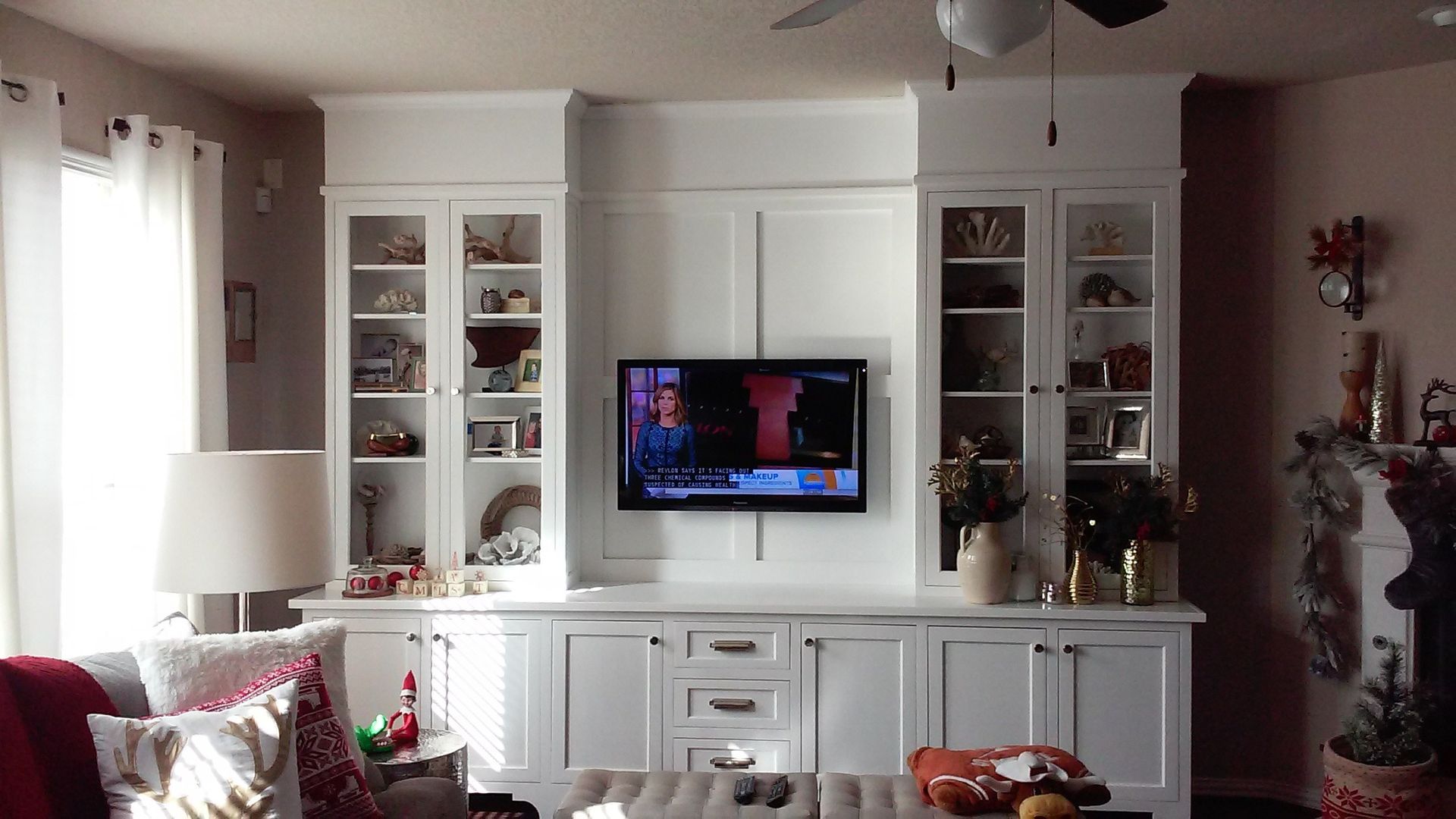 A living room with a flat screen tv on the wall
