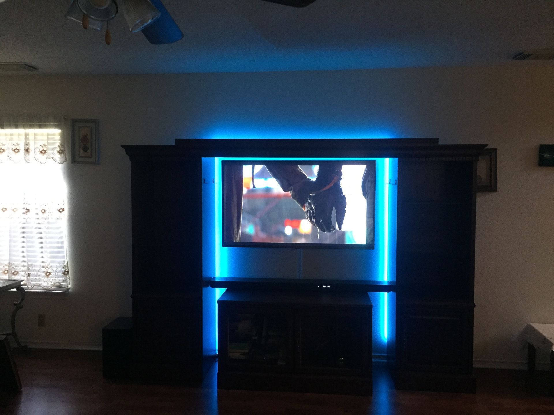 A living room with a flat screen tv on the wall