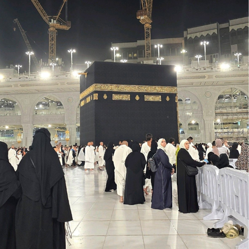 Pilgrims gathered around the Kaaba at المسجد الحرام in Mecca, lit at night