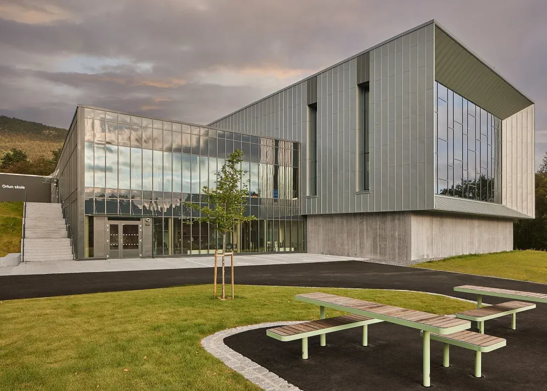 Lås og sikkerhet for offentlige bygg og anlegg.